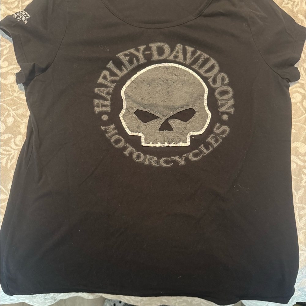 Harley-Davidson Black Tee with Gray Skull Emblem